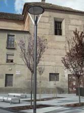 Farolas inadecuadas frente a una iglesia del siglo XVIII